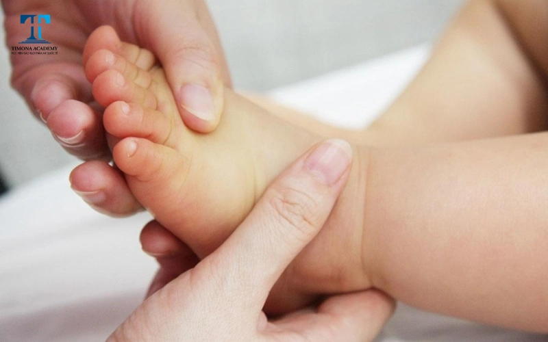 kiểm tra da bé thường xuyên để phát hiện kịp thời