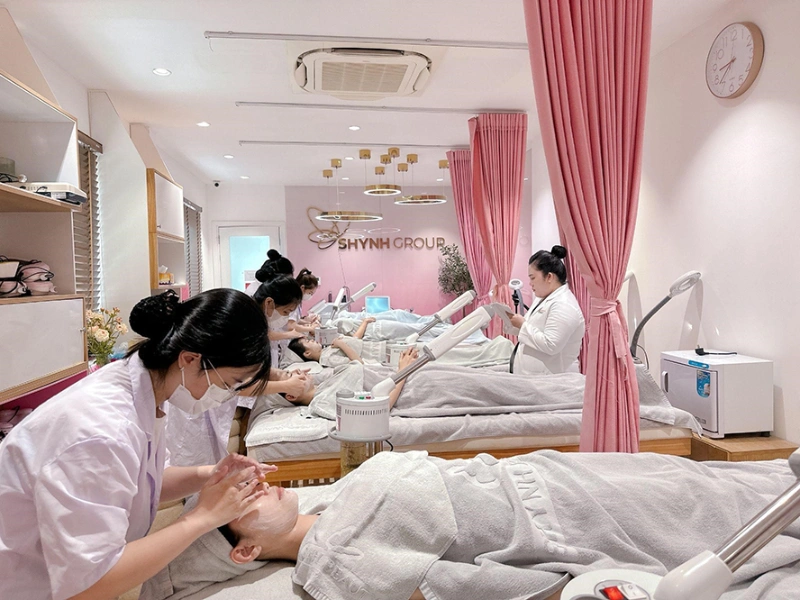 Học viên tại Shynh Academy được hướng dẫn thực hành gội đầu dưỡng sinh chi tiết 