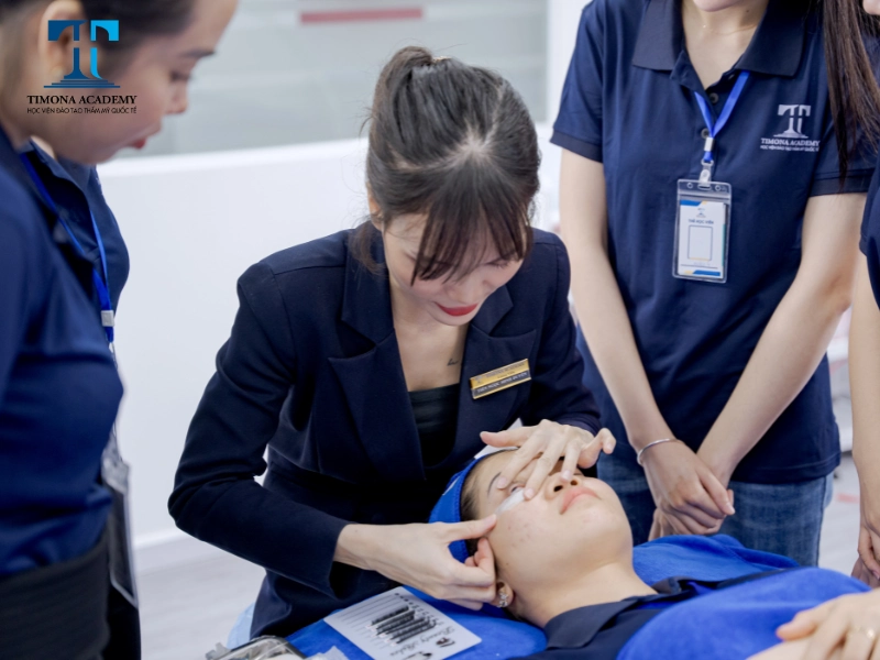 Học viên tại Timona được thực hành trên mẫu thật
