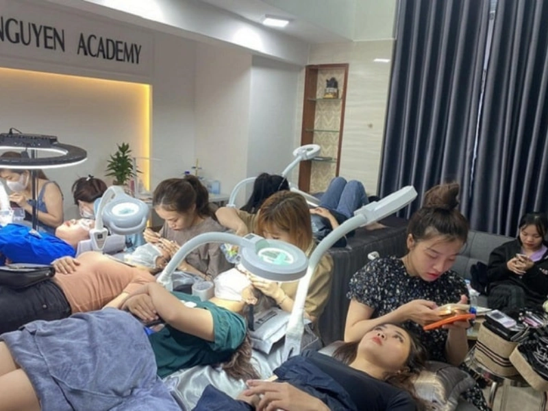 Trinh Nguyen Lashes Academy là một địa chỉ học nối mi Đà Nẵng chất lượng