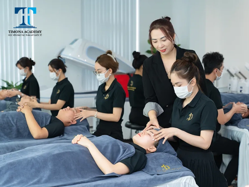 Giảng viên Diva Academy hướng dẫn học viên thực hiện kỹ thuật phun xăm vào giờ thực hành