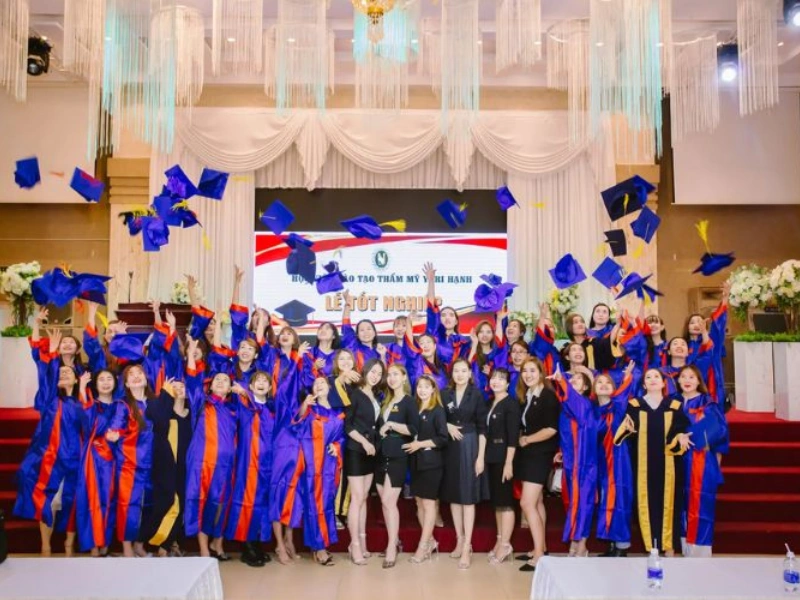 Yuri Hạnh dạy nghề phun xăm thẩm mỹ