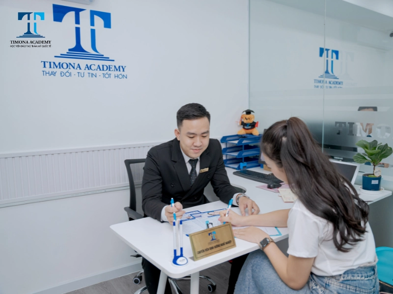 Trung tâm đào tạo nối mi trao đổi với học viên đăng ký