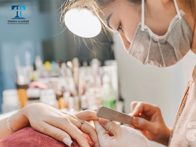 nghề làm nail phù hợp với nữ 45 tuổi