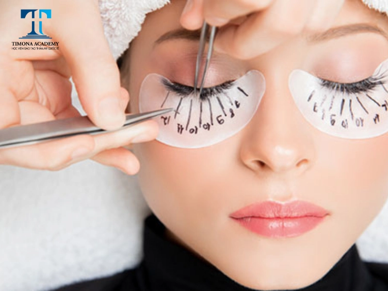 Các bước nối mi mắt ướt được thực hiện kỹ càng