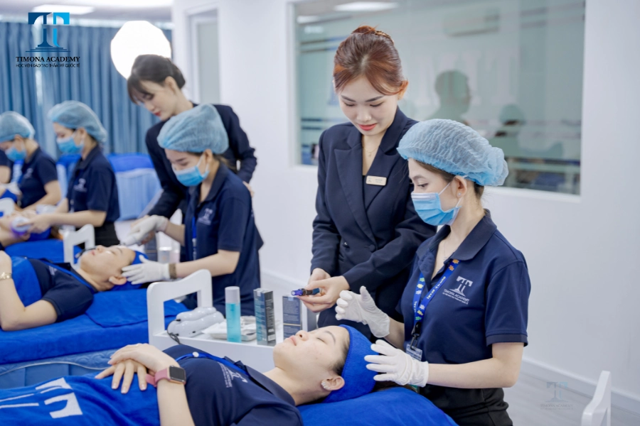 Nữ học ngành gì dễ xin việc
