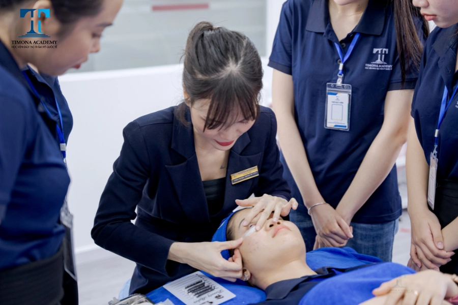 Nối mi là nghề dễ xin việc cho nữ