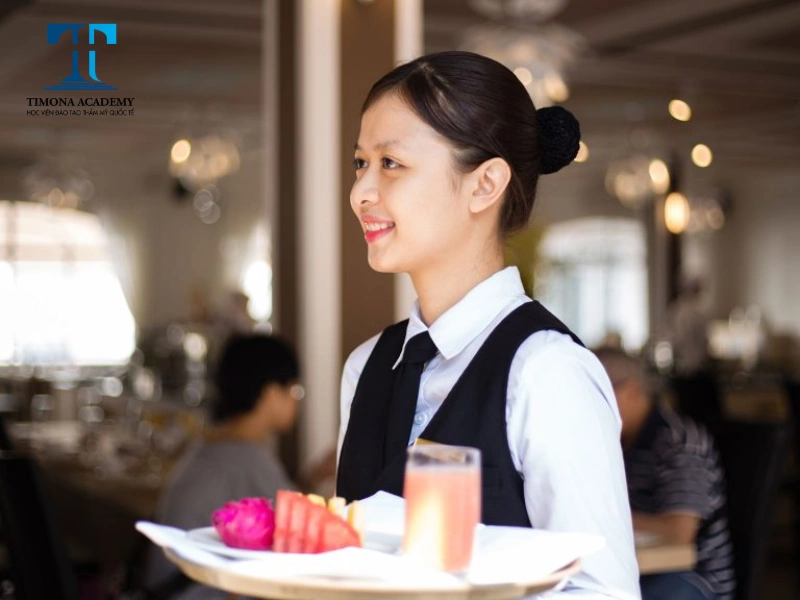 Học sinh cấp 3 có thể làm nhân viên phục vụ