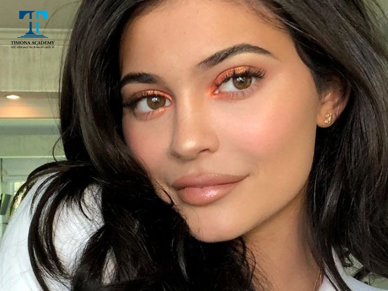 Kylie Jenner mở ra trào lưu nối mi 