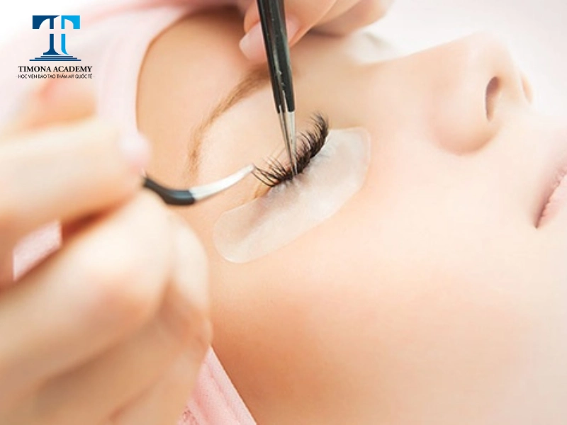 Không trang điểm trước khi nối mi