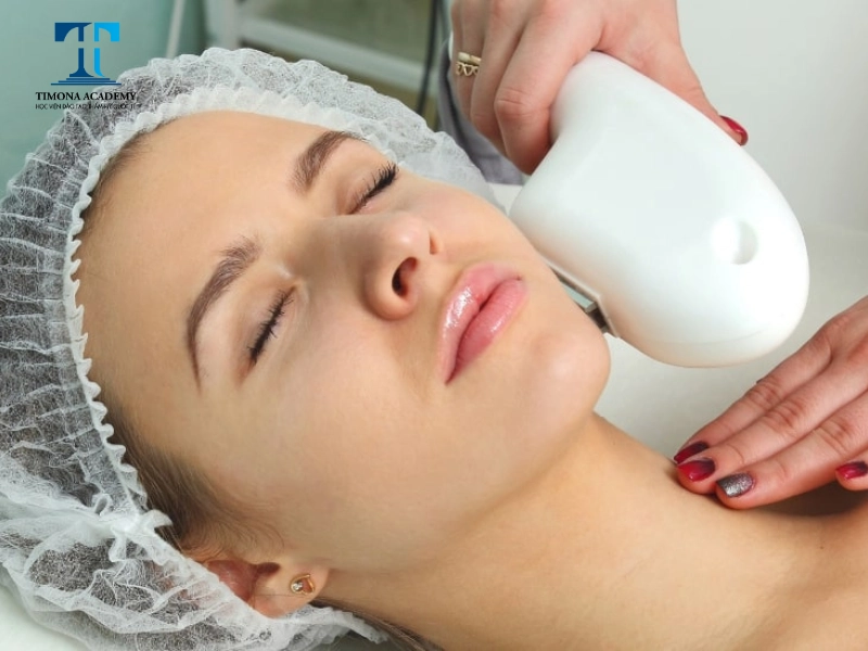 Làm sạch da mặt trước khi triệt lông
