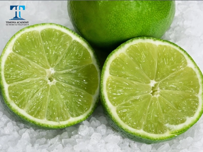 Nước chanh tươi có thể làm mờ viền môi 