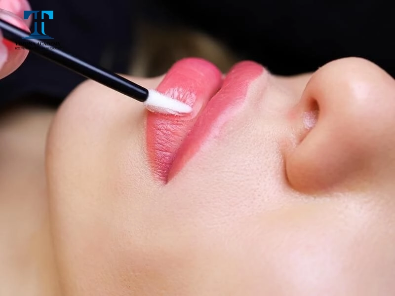 Môi thường chưa lên màu ngay sau phun