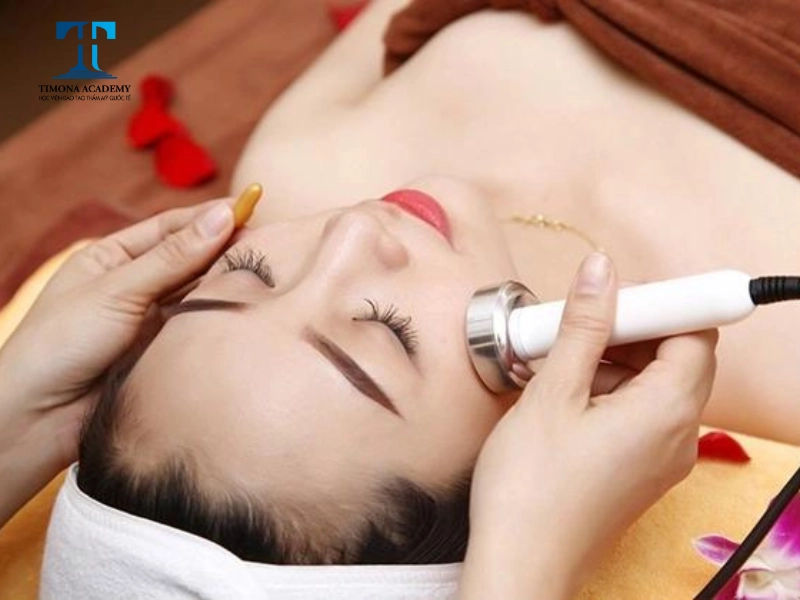 Điện di vitamin C giúp đưa tinh chất và các ion vào da