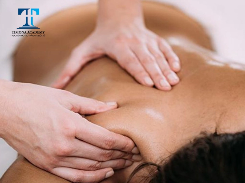 Làm nóng cơ thể trước khi thực hiện kỹ thuật massage cổ vai gáy 