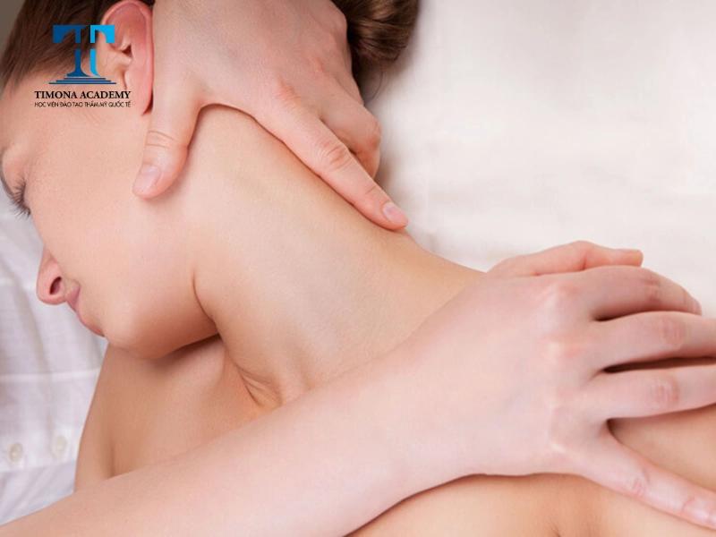 Miết ngón tay lên xuống ở khu vực cổ