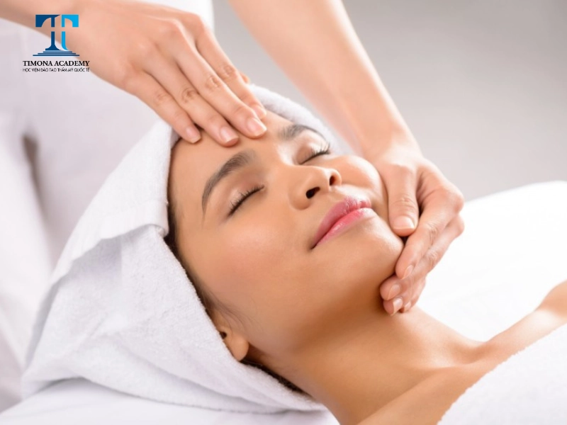 Massage facial là một kỹ thuật massage mặt cơ bản