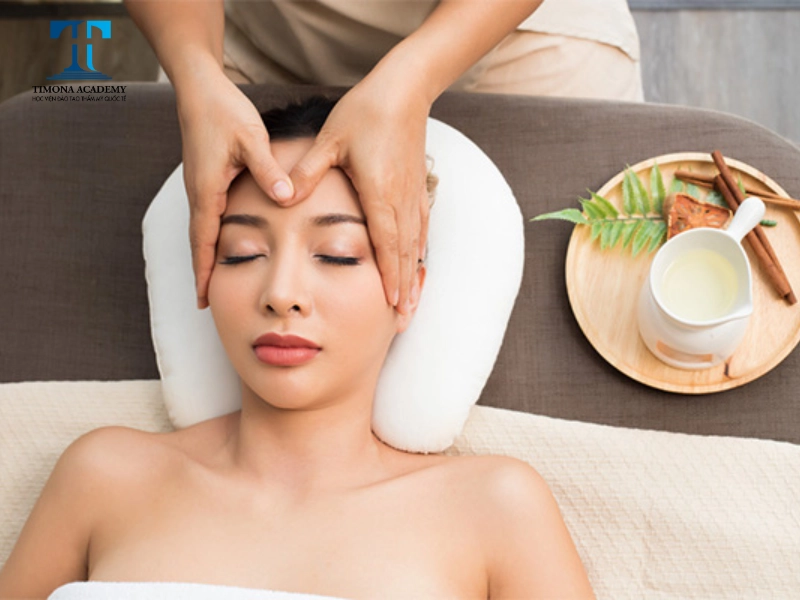 Vùng trán cần được massage cẩn thận và kỹ lưỡng