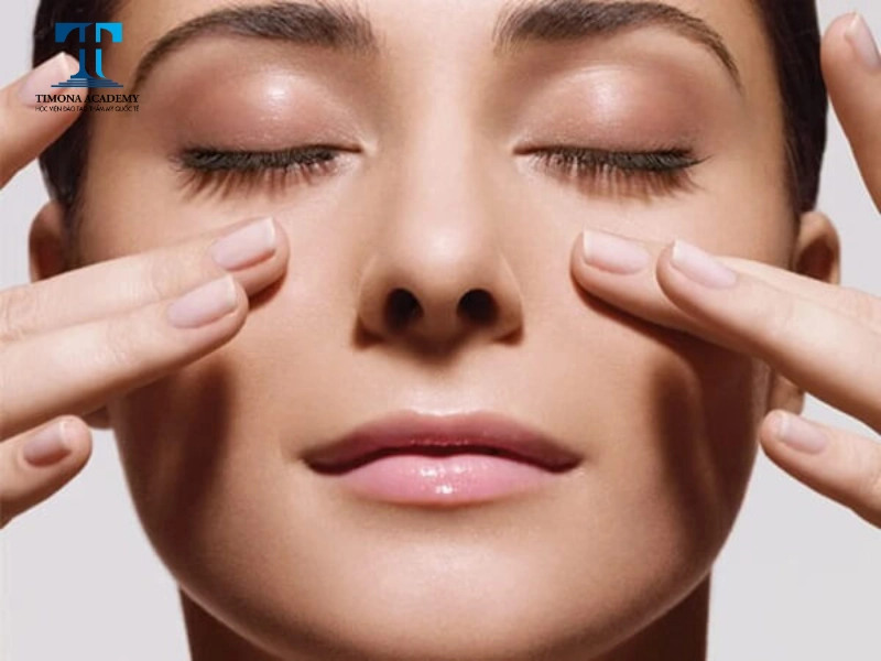 Thực hiện kỹ thuật massage nhẹ nhàng cho vùng mắt