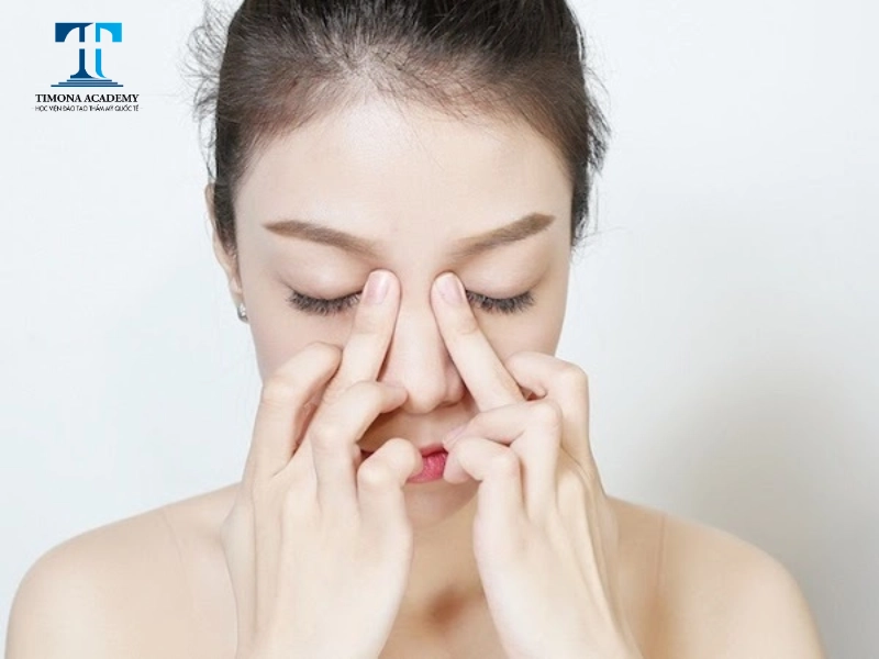 Dùng tay massage cho vùng miệng và mũi
