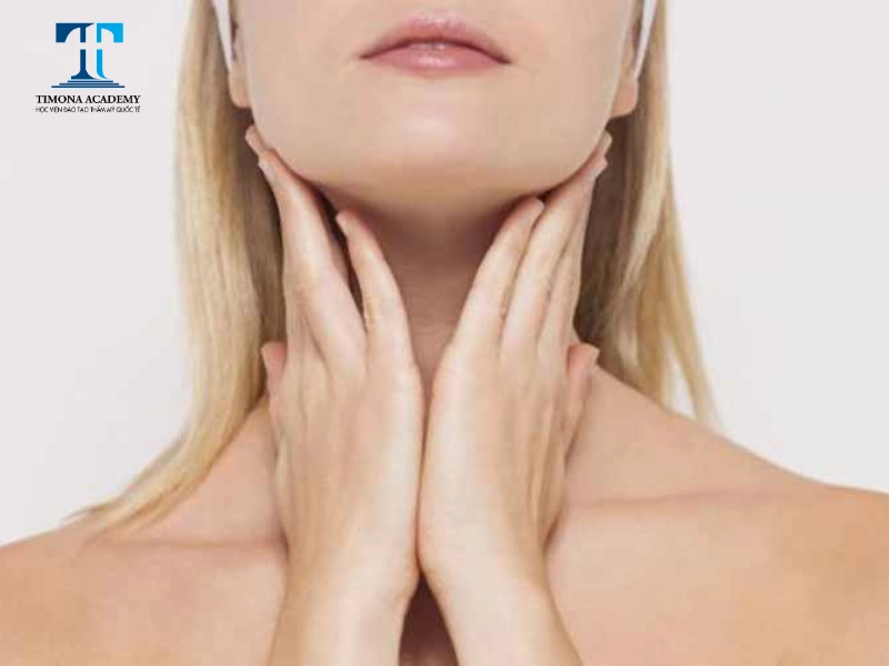Không thể bỏ qua bước massage cho vùng cằm và cổ