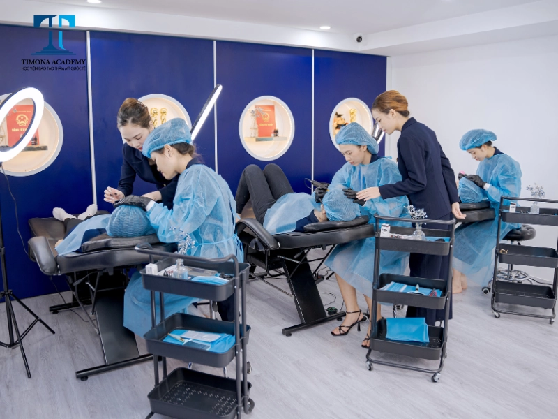 Tham gia khóa đào tạo phun xăm chuyên nghiệp để nâng cao tay nghề