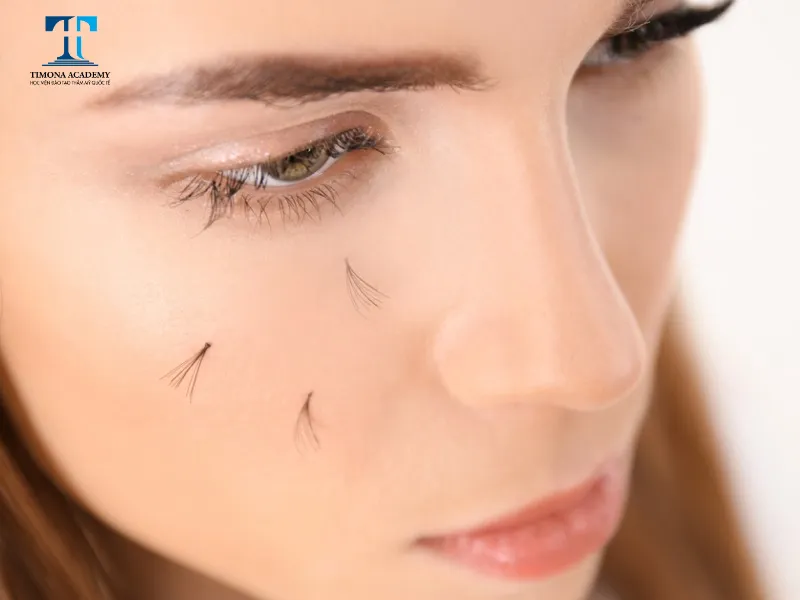 Việc gắn mi giả quá nặng có thể gây rụng mi thật