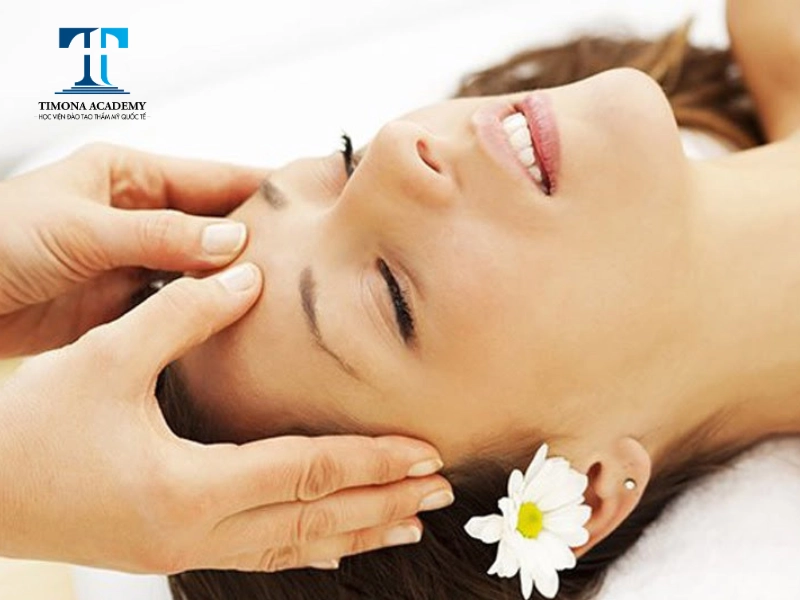 Bấm huyệt khi gội đầu đúng cách giúp khí huyết lưu thông