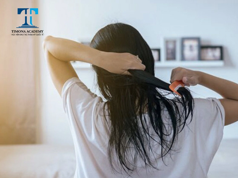 Không quấn khăn đầu khi tóc còn ướt