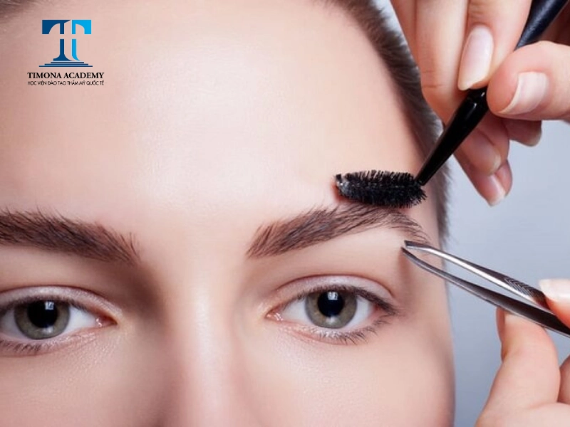 Chân mày cần được tỉa trước khi đi sợi hairstroke