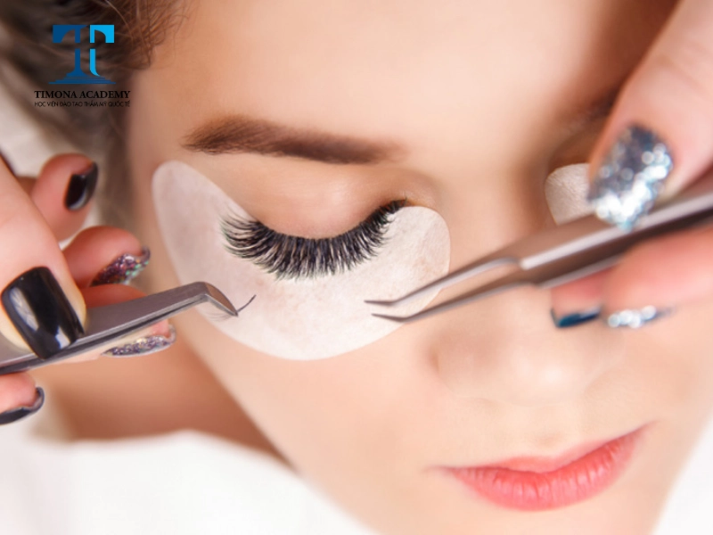Từng sợi mi khi nối mi không keo đều được tạo hình cẩn thận