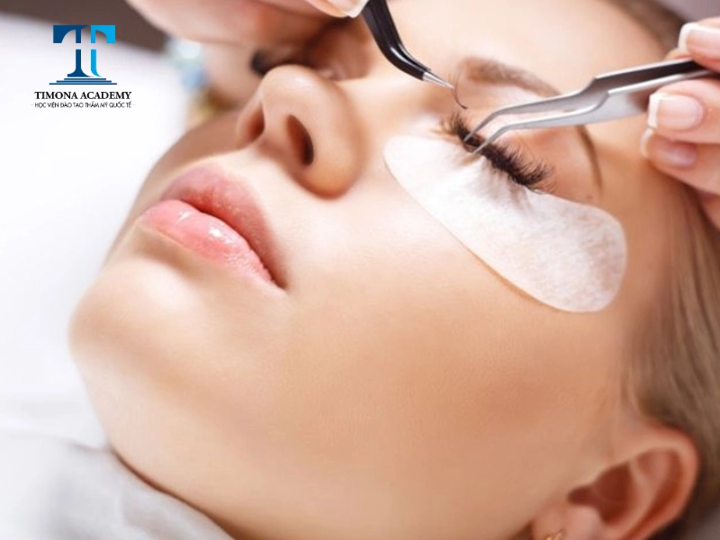 Kỹ thuật viên sẽ thực hiện nối mi lông thỏ theo đúng yêu cầu và lựa chọn của bạn
