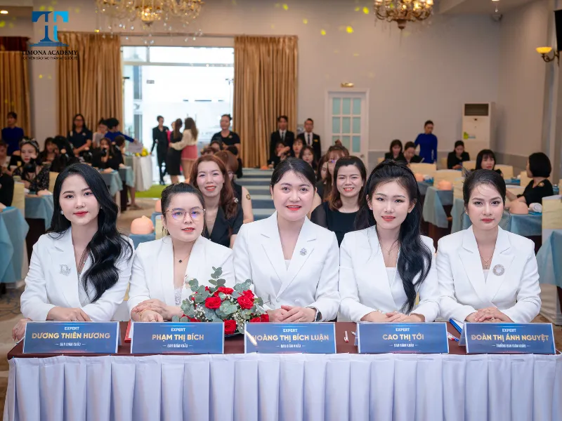 Giám khảo Bàn Tay Vàng ngành Spa chuyên nghiệp (từ phải qua): Expert Đoàn Thị Ánh Nguyệt - Trưởng ban giám khảo, Expert Cao Tới, Expert Luận Hoàng, Expert Bích Phạm, Expert Thiên Hương