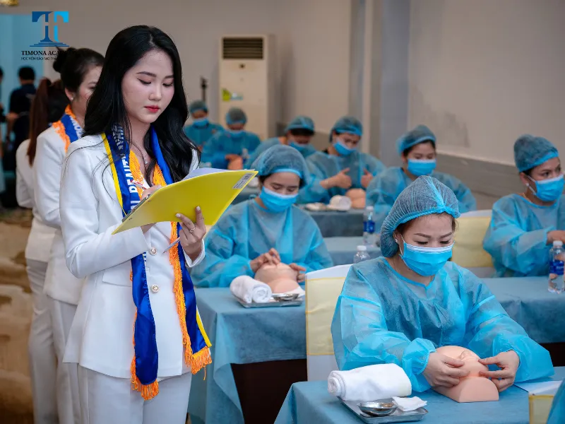Các thí sinh Bàn Tay Vàng Ngành Spa Thẩm mỹ phải lần lượt trải qua 3 phần thi đầy cam go: Trắc nghiệm - Tự luận - Thực hành trên ma-nơ-canh