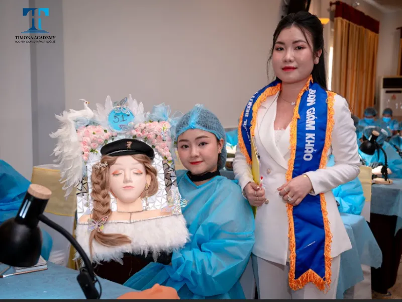 Huỳnh Thị Thùy Trang bên tác phẩm đạt giải Quán quân Ngôi sao PMU
