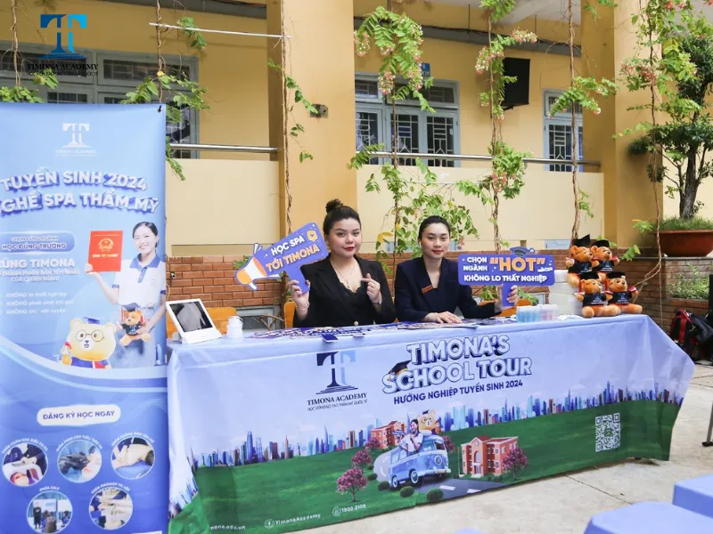 Bàn tuyển sinh của Học Viện Timona Academy