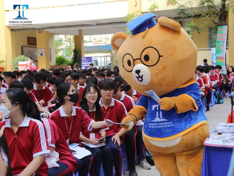 Gấu linh vật của Timona Academy phát phiếu tuyển sinh 2024
