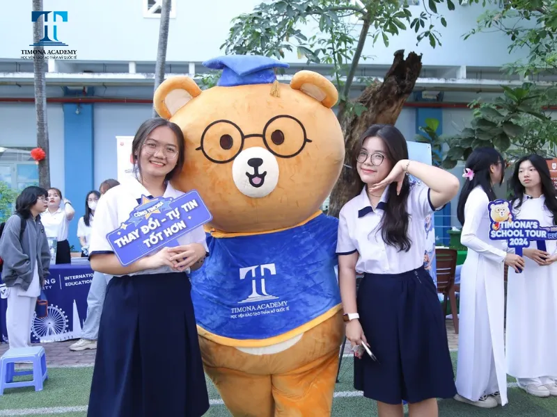 Các bạn học sinh hào hứng chụp ảnh cùng gấu linh vật của Timona Academy