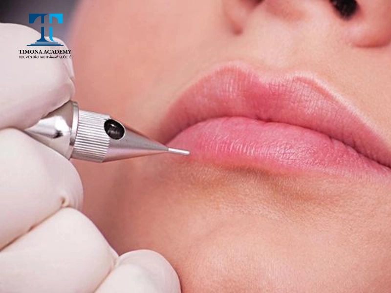 Phun xăm là một phương pháp hiệu quả điều trị thâm viền môi