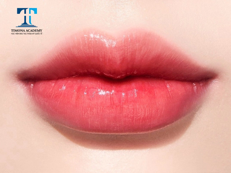 Môi đẹp thường có khóe môi hơi cong lên