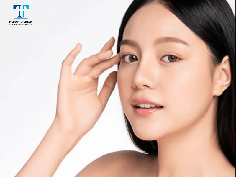 Lông mày bán nguyệt giúp tạo điểm nhấn ấn tượng cho gương mặt tròn