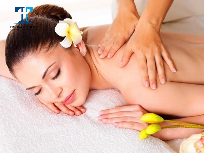 Người làm nghề spa phải đứng thao tác liên tục trong nhiều giờ