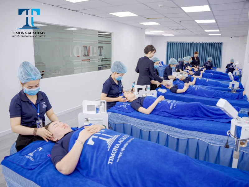 Học viên tham gia khóa học KTV spa thẩm mỹ