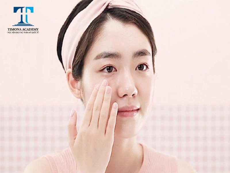 Sử dụng kem dưỡng da thường xuyên là cách dưỡng da non sau khi tái tạo hiệu quả