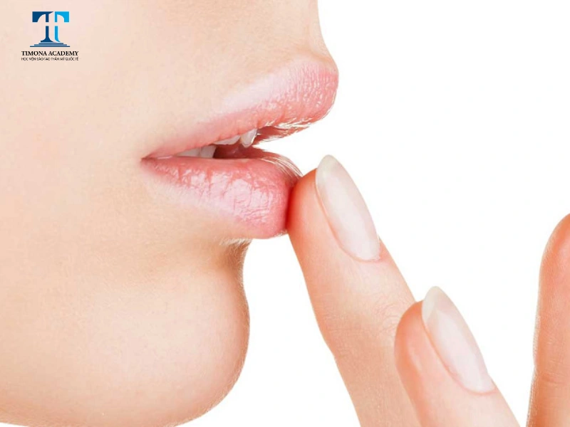 Vệ sinh môi 2 - 3 lần mỗi ngày bằng muối chuyên dụng sau phun xăm