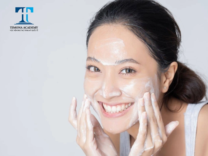 Nên sử dụng sửa rửa mặt phù hợp với làn da mỏng