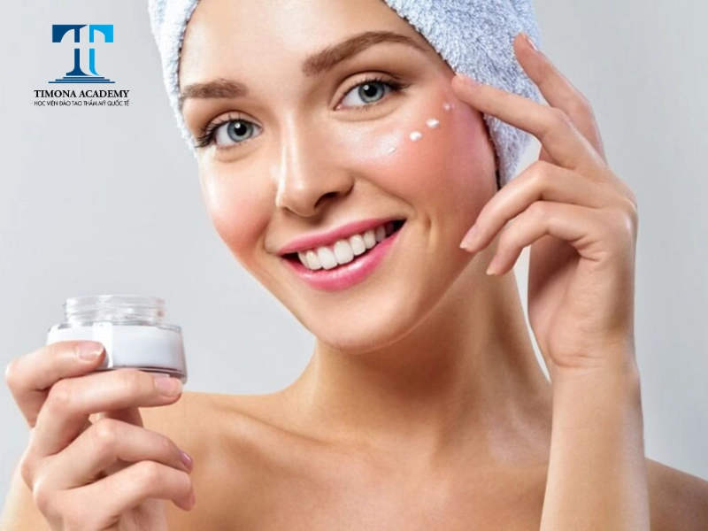 Sử dụng kem dưỡng da để khóa ẩm sau khi dùng serum