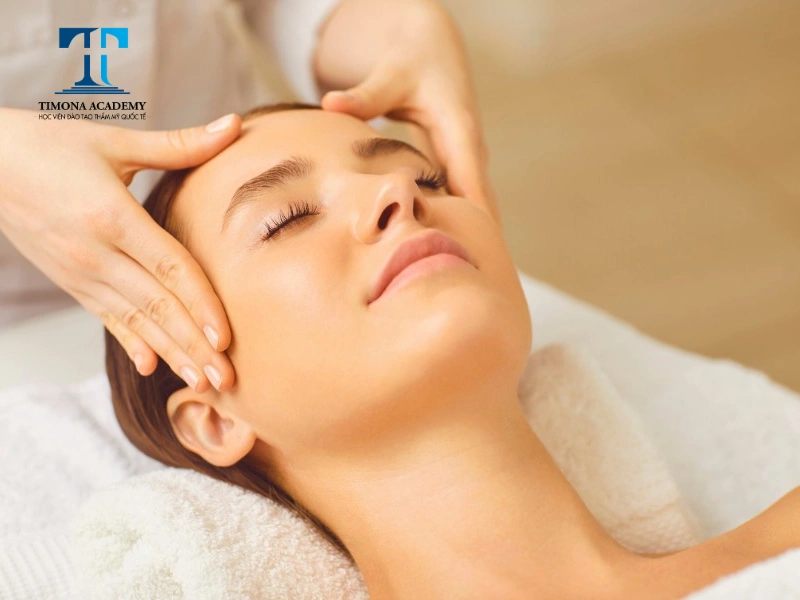Kéo căng da là bước không thể thiếu khi massage nâng cơ mặt