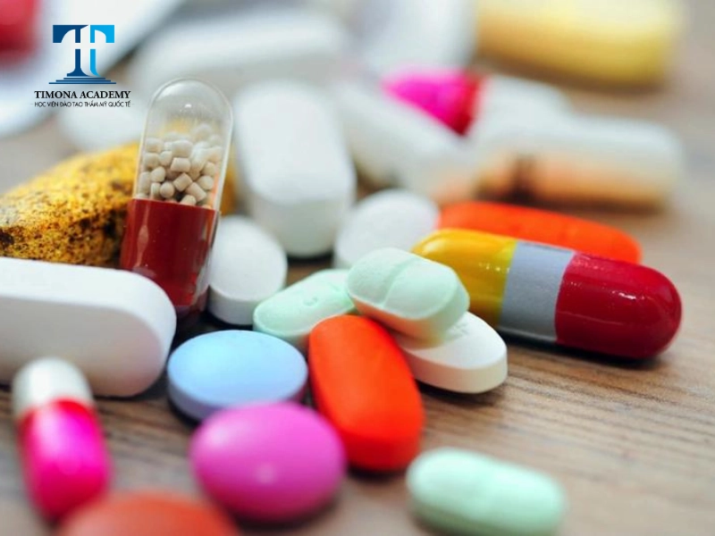 Việc lạm dụng các loại kháng sinh là một trong những nguyên nhân gây mụn bọc chai cứng