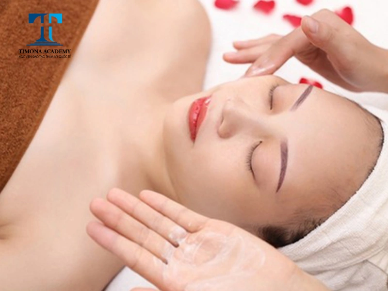 Nên dùng kem dưỡng hoặc tinh dầu khi massage mặt cho da khô